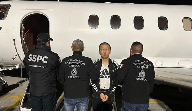 미국으로 인도된 중국인 거물 마약사범(오른쪽 두번째) [오마르 가르시아 하르푸치 멕시코 안보장관 엑스 게시물 캡처. 멕시코시티 AFP=연합]