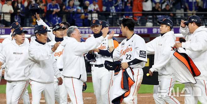 [대전=뉴시스] 강종민 기자 = 24일 대전 중구 한화생명볼파크에서 삼성 라이온즈를 누르고 한국시리즈에 진출한 한화 김경문 감독과 선수들이 기뻐하고 있다. 2025.10.24. ppkjm@newsis.com