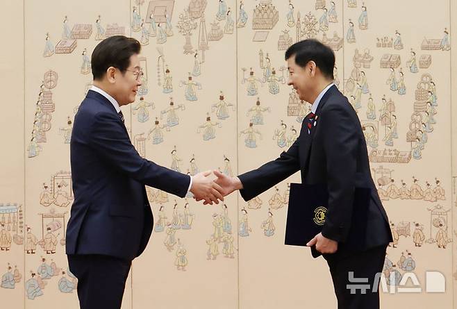 [서울=뉴시스] 고범준 기자 = 이재명 대통령이 23일 서울 용산 대통령실 청사에서 열린 임명장 및 위촉장 수여식에서 구윤철 부총리 겸 기획재정부 장관에게 임명장을 수여한 뒤 악수하고 있다. (대통령실통신사진기자단) 2025.07.23. bjko@newsis.com