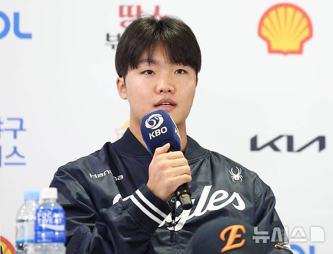 [서울=뉴시스] 김진아 기자 = 한화 이글스 정우주가 25일 서울 잠실야구장에서 열린 2025 KBO 한국시리즈 미디어데이에서 출사표를 던지고 있다. 2025.10.25. bluesoda@newsis.com