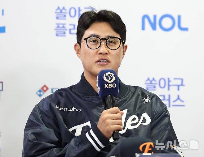 [서울=뉴시스] 김진아 기자 = 한화 이글스 채은성이 25일 서울 잠실야구장에서 열린 2025 KBO 한국시리즈 미디어데이에서 출사표를 던지고 있다. 2025.10.25. bluesoda@newsis.com