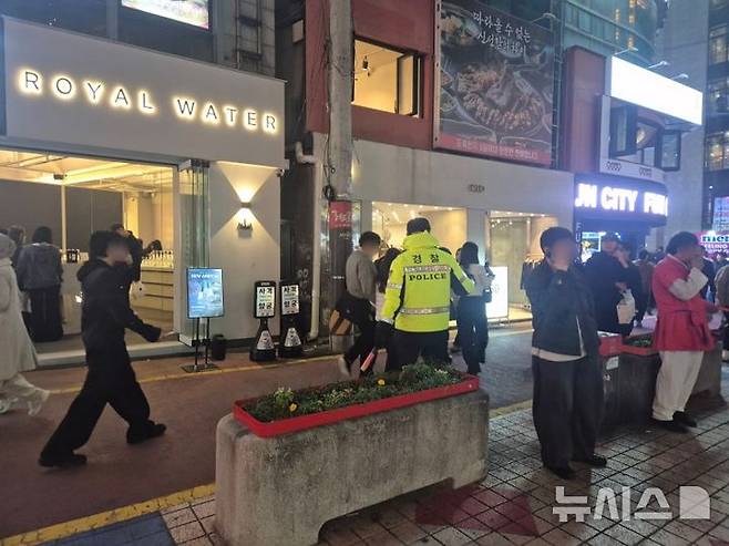 [서울=뉴시스] 이윤석 수습기자=핼러윈을 앞둔 25일 오후 서울 마포구 홍대입구역 인근. 경찰이 거리 곳곳에서 시민들의 이동을 통제하고 있다. 2025.10.25. leeys@newsis.com