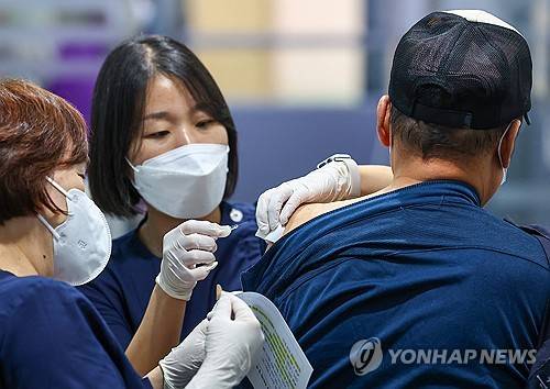독감 예방주사 접종 [연합뉴스 자료사진]