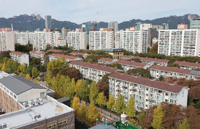 10·15 부동산대책에 도심 주요 재건축 정비사업 지연 예상     (서울=연합뉴스) 김인철 기자 = 10·15 부동산 대책 발표에 따라 서울 전역이 조정대상지역·투기과열지구로 지정되면서 주요 재건축·재개발 정비사업지의 정비사업이 상당 부분 지연될 것으로 예상되는 24일 서울 노원구 상계주공5단지와 일대 아파트 모습. 2025.10.24     yatoya@yna.co.kr (끝)   <저작권자(c) 연합뉴스, 무단 전재-재배포, AI 학습 및 활용 금지> 연합뉴스