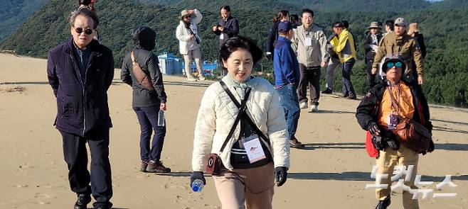 우미향(가운데 앞) 인천시 해양환경과장이 대청도 옥죽동 해안사구에서 체험단을 인솔하고 있다. 박창주 기자