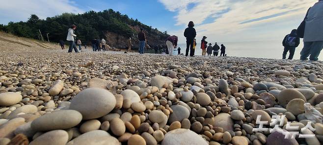 24일 인천 백령도 '콩돌해변'에 관광객들이 풍경을 감상하고 있다. 박창주 기자
