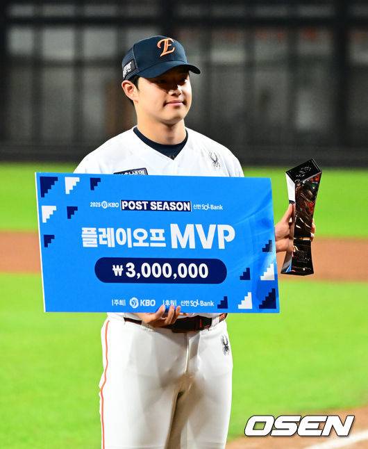[OSEN=대전, 지형준 기자] 드디어 한화 이글스에 우승의 때가 왔다.프로야구 한화 이글스는 24일 대전 한화생명볼파크에서 열린 2025 신한 SOL뱅크 KBO 플레이오프(5전 3선승제) 삼성 라이온즈와의 5차전에서 11-2 완승을 거뒀다.정규시즌 2위에 올라 플레이오프에 직행한 한화는 시리즈 전적 3승 2패로 한국시리즈행 티켓을 거머쥐었다. 2006년 이후 19년 만에 한국시리즈 진출이다. 반면 NC 다이노스와 와일드카드 결정전(1승 1패), SSG 랜더스와 준플레이오프(3승 1패)를 거쳐 플레이오프에 오른 4위 삼성은 투혼의 명승부에도 2년 연속 한국시리즈 진출이 좌절됐다.&nbsp;경기를 마치고 한화 문동주가 플레이오프 MVP에 선정되며 포즈를 취하고 있다. 2025.10.24 /jpnews@osen.co.kr