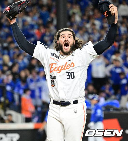 [OSEN=대전, 이대선 기자] 24일 오후 대전 한화생명볼파크에서 2025 신한 SOL Bank KBO리그 포스트시즌 플레이오프 5차전 한화 이글스와 삼성 라이온즈의 경기가 열렸다.한화는 코디 폰세, 삼성은 최원태를 선발 투수로 내세웠다.5회초 2사에서 한화 폰세가 삼성 디아즈를 삼진으로 처리하고 환호하고 있다. 2025.10.24 /sunday@osen.co.kr