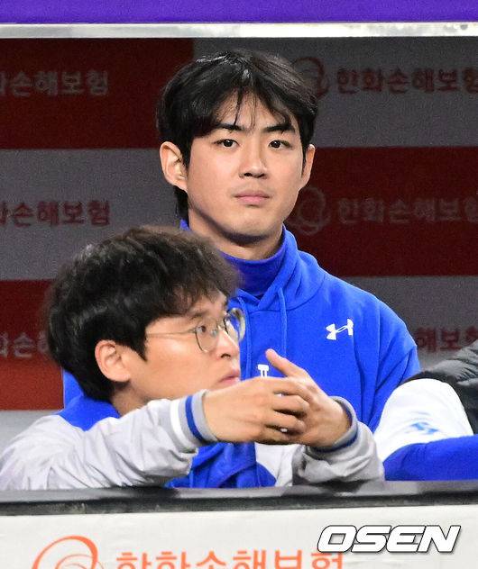 [OSEN=대전, 이대선 기자] 24일 오후 대전 한화생명볼파크에서 2025 신한 SOL Bank KBO리그 포스트시즌 플레이오프 5차전 한화 이글스와 삼성 라이온즈의 경기가 열렸다.한화는 코디 폰세, 삼성은 최원태를 선발 투수로 내세웠다.6회말 한화 구자욱이 더그아웃에서 경기를 바라보고 있다. 2025.10.24 /sunday@osen.co.kr