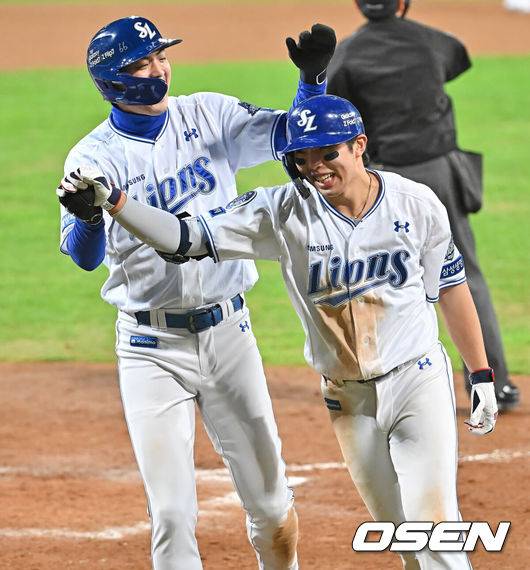 [OSEN=대구, 이석우 기자] 22일 대구 삼성라이온즈파크에서 2025 신한 SOL뱅크 KBO 플레이오프 삼성 라이온즈와 한화 이글스의 4차전 경기가 열렸다. 홈팀 삼성은 원태인이, 방문팀 한화는 정우주가 선발 투수로 출전했다.삼성 라이온즈 김영웅이 7회말 1사 1,2루 우월 역전 3점 홈런을 치고 구자욱의 축하를 받고 있다. 2025.10.22 / foto0307@osen.co.kr