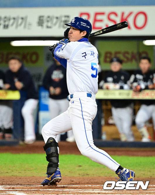 [OSEN=대구, 조은정 기자]22일 대구 삼성라이온즈파크에서 2025 신한 SOL Bank KBO리그 포스트시즌 플레이오프 4차전 삼성 라이온즈와 한화 이글스의 경기가 열렸다.홈팀 삼성은 원태인, 방문팀 한화는 정우주를 선발로 내세웠다.6회말 무사 1,3루 삼성 구자욱이 적시타를 날리고 있다. 2025.10.22 /cej@osen.co.kr