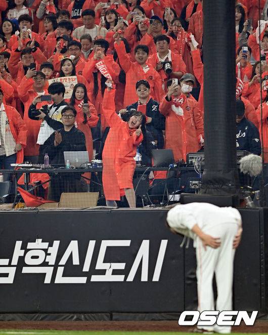 [OSEN=대전, 손용호 기자] 드디어 한화 이글스에 우승의 때가 왔다.프로야구 한화 이글스는 24일 대전 한화생명볼파크에서 열린 2025 신한 SOL뱅크 KBO 플레이오프(5전 3선승제) 삼성 라이온즈와의 5차전에서 11-2 완승을 거뒀다.정규시즌 2위에 올라 플레이오프에 직행한 한화는 시리즈 전적 3승 2패로 한국시리즈행 티켓을 거머쥐었다. 2006년 이후 19년 만에 한국시리즈 진출이다. 반면 NC 다이노스와 와일드카드 결정전(1승 1패), SSG 랜더스와 준플레이오프(3승 1패)를 거쳐 플레이오프에 오른 4위 삼성은 투혼의 명승부에도 2년 연속 한국시리즈 진출이 좌절됐다.&nbsp;폰세가 팬들에게 인사를 하고 있다. 2025.10.24 /spjj@osen.co.kr