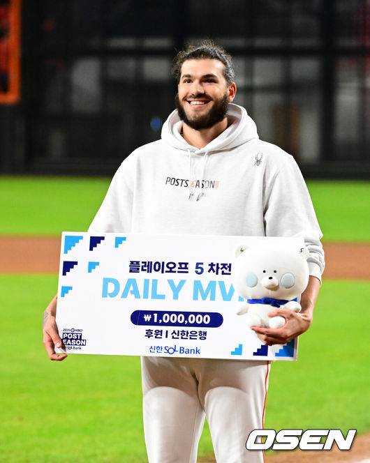 [OSEN=대전, 지형준 기자] 드디어 한화 이글스에 우승의 때가 왔다.프로야구 한화 이글스는 24일 대전 한화생명볼파크에서 열린 2025 신한 SOL뱅크 KBO 플레이오프(5전 3선승제) 삼성 라이온즈와의 5차전에서 11-2 완승을 거뒀다.정규시즌 2위에 올라 플레이오프에 직행한 한화는 시리즈 전적 3승 2패로 한국시리즈행 티켓을 거머쥐었다. 2006년 이후 19년 만에 한국시리즈 진출이다. 반면 NC 다이노스와 와일드카드 결정전(1승 1패), SSG 랜더스와 준플레이오프(3승 1패)를 거쳐 플레이오프에 오른 4위 삼성은 투혼의 명승부에도 2년 연속 한국시리즈 진출이 좌절됐다.&nbsp;경기를 마치고 한화 폰세가 플레이오프 5차전 MVP에 선정되며 포즈를 취하고 있다. 2025.10.24 /jpnews@osen.co.kr