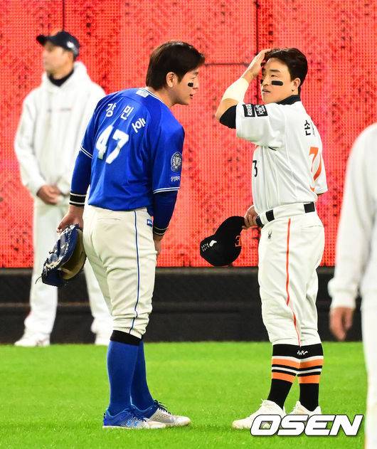 [OSEN=대전, 지형준 기자] 24일 오후 대전 한화생명볼파크에서 2025 신한 SOL Bank KBO리그 포스트시즌 플레이오프 5차전 한화 이글스와 삼성 라이온즈의 경기가 열렸다.한화는 코디 폰세, 삼성은 최원태를 선발 투수로 내세웠다.경기에 앞서 삼성 강민호가 한화 손아섭과 인사를 나누고 있다. 2025.10.24 /jpnews@osen.co.kr