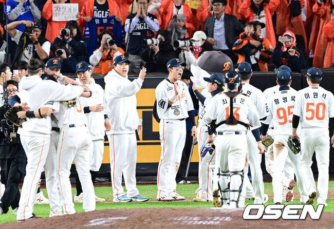 [OSEN=대전, 최규한 기자] 프로야구 한화 이글스가 24일 대전 한화생명볼파크에서 열린 2025 신한 SOL뱅크 KBO 플레이오프(5전 3선승제) 삼성 라이온즈와의 5차전에서 11-2 완승을 거뒀다.정규시즌 2위에 올라 플레이오프에 직행한 한화는 시리즈 전적 3승 2패로 한국시리즈행 티켓을 거머쥐었다. 2006년 이후 19년 만에 한국시리즈 진출이다. 반면 NC 다이노스와 와일드카드 결정전(1승 1패), SSG 랜더스와 준플레이오프(3승 1패)를 거쳐 플레이오프에 오른 4위 삼성은 투혼의 명승부에도 2년 연속 한국시리즈 진출이 좌절됐다.&nbsp;경기를 마치고 승리한 한화 선수들이 기뻐하고 있다. 2025.10.24 / dreamer@osen.co.kr