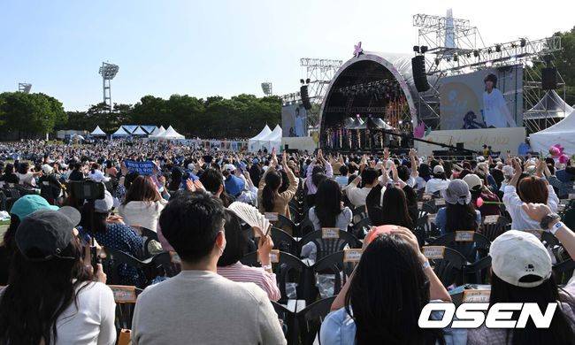 [OSEN= 조은정 기자]&nbsp;14일 오후 서울 송파구 올림픽공원 88잔디광장에서 ‘뷰티풀 민트 라이프 2022(Beautiful Mint Life 2022/ 이하 뷰민라)’ 공연이 열렸다.관객들이 이승윤의 공연을 즐기고 있다. 2022.05.14 /cej@osen.co.kr