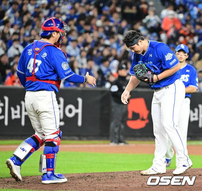 마운드 내려가며 올 가을 성장을 도운 포수 강민호에게 고개 숙여 인사