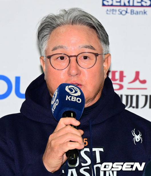 [OSEN=잠실, 지형준 기자] 25일 오후 서울 잠실야구장에서 2025 신한 SOL뱅크 KBO 한국시리즈 미디어데이가 열렸다.2023시즌 통합우승 이후 2년 만에 통합우승을 노리는 LG는 염경엽 감독과 주장 박해민, 임찬규, 2006년 이후 19년 만에 한국시리즈 무대에 오른 한화에서는 김경문 감독과 주장 채은성, 정우주가 참석했다. 한화 김경문 감독이 출사표를 말하고 있다. 2025.10.25 /jpnews@osen.co.kr