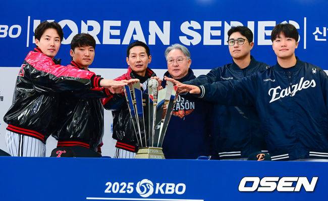 [OSEN=잠실, 지형준 기자] 25일 오후 서울 잠실야구장에서 2025 신한 SOL뱅크 KBO 한국시리즈 미디어데이가 열렸다.2023시즌 통합우승 이후 2년 만에 통합우승을 노리는 LG는 염경엽 감독과 주장 박해민, 임찬규, 2006년 이후 19년 만에 한국시리즈 무대에 오른 한화에서는 김경문 감독과 주장 채은성, 정우주가 참석했다. LG 임찬규, 박해민, 염경엽 감독, 한화 김경문 감독, 채은성, 정우주가 포토타임을 하고 있다. 2025.10.25 /jpnews@osen.co.kr