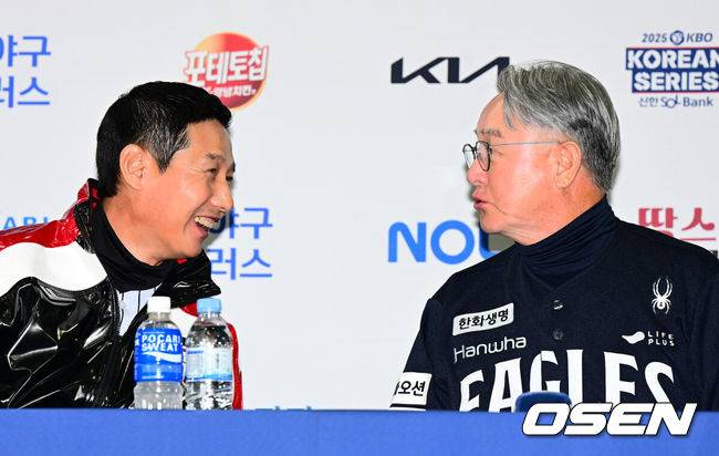 [OSEN=잠실, 지형준 기자] 25일 오후 서울 잠실야구장에서 2025&nbsp;신한 SOL뱅크 KBO 한국시리즈&nbsp;미디어데이가 열렸다.2023시즌 통합우승 이후 2년 만에 통합우승을 노리는 LG는 염경엽 감독과 주장 박해민, 임찬규, 2006년 이후 19년 만에 한국시리즈 무대에 오른 한화에서는 김경문 감독과 주장 채은성, 정우주가 참석했다.&nbsp;LG 염경엽 감독과 한화 김경문 감독이 이야기를 나누고 있다. 2025.10.25 /jpnews@osen.co.kr