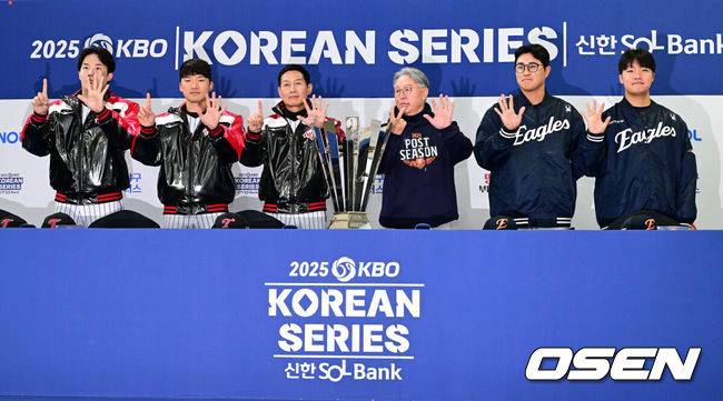 [OSEN=잠실, 지형준 기자] 25일 오후 서울 잠실야구장에서 2025&nbsp;신한 SOL뱅크 KBO 한국시리즈&nbsp;미디어데이가 열렸다.2023시즌 통합우승 이후 2년 만에 통합우승을 노리는 LG는 염경엽 감독과 주장 박해민, 임찬규, 2006년 이후 19년 만에 한국시리즈 무대에 오른 한화에서는 김경문 감독과 주장 채은성, 정우주가 참석했다.&nbsp;LG 임찬규, 박해민, 염경엽 감독, 한화 김경문 감독, 채은성, 정우주가 포토타임을 하고 있다. 2025.10.25 /jpnews@osen.co.kr