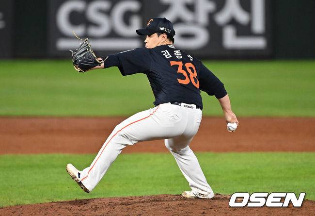 [OSEN=부산, 이석우 기자] 9일 부산 사직야구장에서 2025 신한 SOL 뱅크 KBO 리그 롯데 자이언츠와 한화 이글스의 경기가 열렸다. 홈팀 롯데는 박세웅이, 방문팀 한화는 와이스가 선발 출전했다.한화 이글스 김종수가 역투하고 있다. 2025.09.09 / foto0307@osen.co.kr