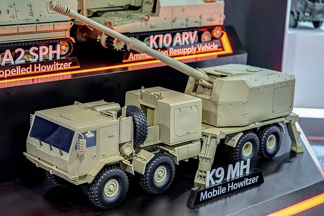 한화에어로스페이스가&nbsp;미&nbsp;육군&nbsp;자주포&nbsp;현대화사업에&nbsp;제안할&nbsp;차륜형&nbsp;K-9A2&nbsp;자주포의&nbsp;모형이&nbsp;전시되어&nbsp;있다.&nbsp;한화에어로스페이스 제공