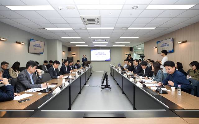 배경훈 부총리 겸 과학기술정보통신부 장관이 23일 경기 성남시 분당구 인공지능안전연구소에서 '딥페이크 탐지, AI에이전트 안전성 평가 시연' 설명을 듣고 있다. 연합뉴스.