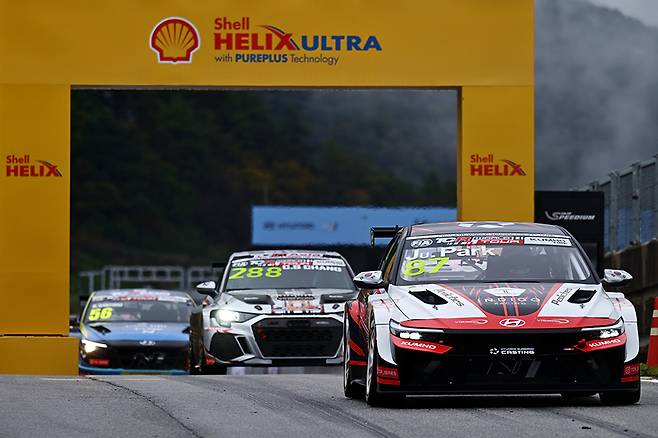 인제스피디움 코스로 진입하는 쏠라이트 인디고 레이싱 박준의. 사진: 김학수 기자