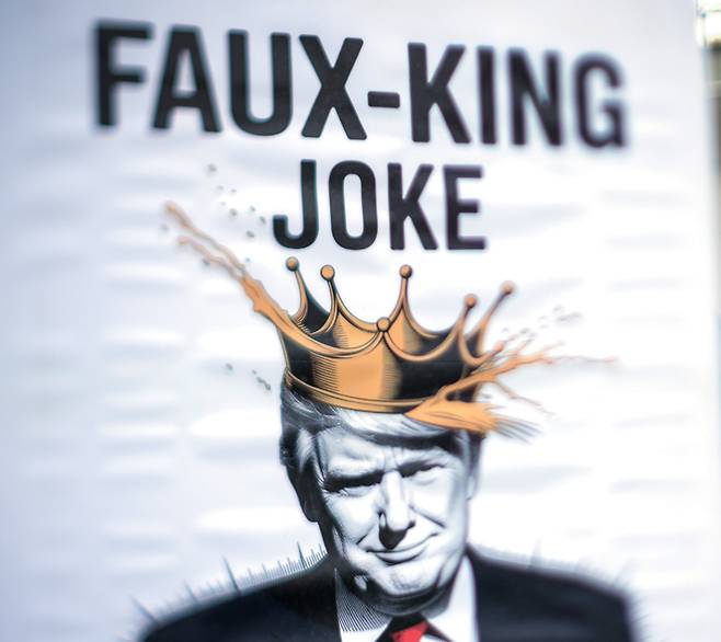10월18일 미국 일리노이주 시카고 도심에서 열린 시위에 '가짜 왕 농담(Faux-King joke)'이라고 적힌 도널드 트럼프 미국 대통령이 그려진 팻말이 전시되어 있다. ⓒEPA 연합