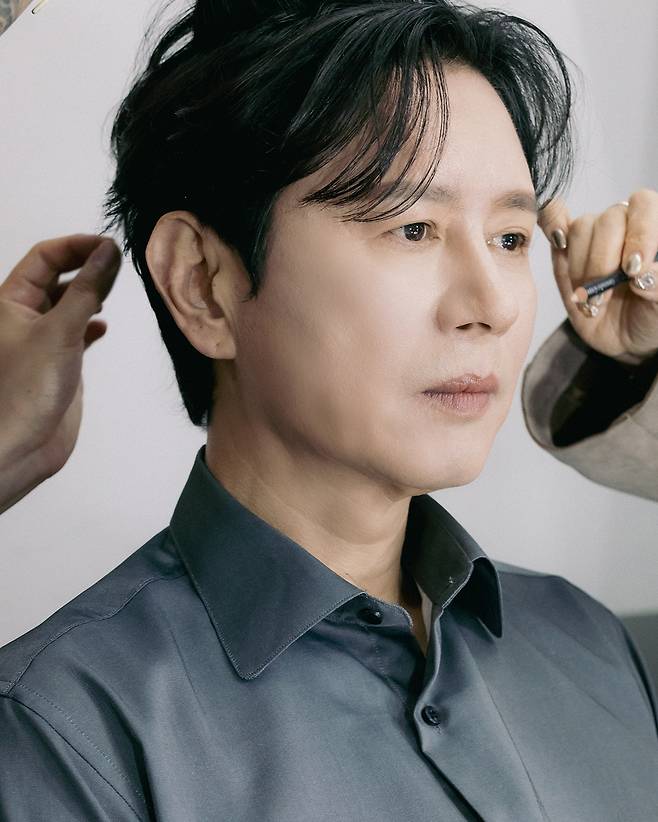 배우 김민종 정장 화보 비하인드 컷. 사진 에스브이컴
