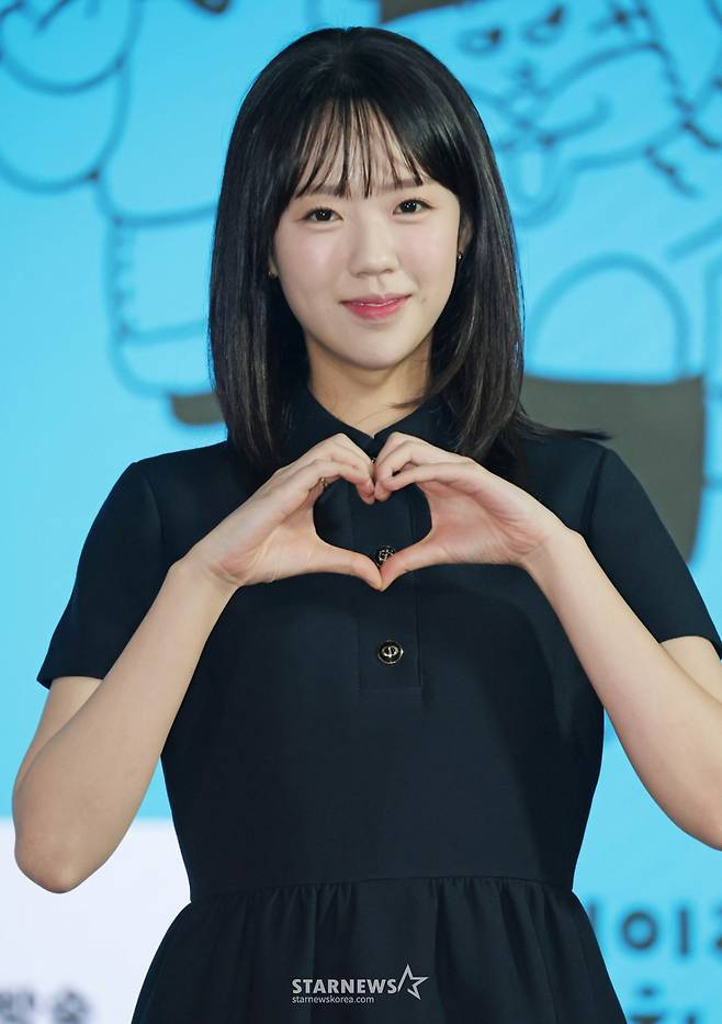 배우 지예은이 10일 오전 서울 여의도 KBS 별관에서 진행된 KBS 2TV 예능 '크레이지 리치 코리안' 제작발표회에서 포즈를 취하고 있다.  다양한 분야에서 본업에 미쳐 성공을 이룬 K-피플들을 직접 찾아가 그들의 삶과 철학과 열정을 조명하는 휴먼 리얼리티 예능 '크레이지 리치 코리안'은 오는 15일 첫 방송된다. /2025.06.10 /사진=이동훈 photoguy@