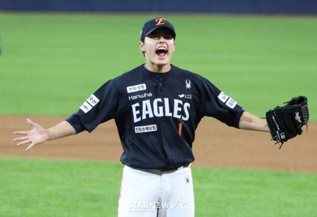 2025 KBO리그 플레이오프 3차전 삼성 라이온즈 한화 이글스전이 21일 대구 삼성라이온즈파크에서 열렸다. 한화 문동주가 7회말 1사 1,3루에서 삼성 디아즈를 플라이로 잡으며 위기 탈출을 한 후 포효하고 있다. /사진=김진경 대기자