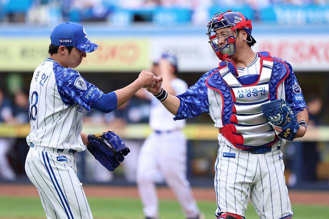 삼성 원태인(왼쪽)과 강민호. /사진=삼성 라이온즈 제공