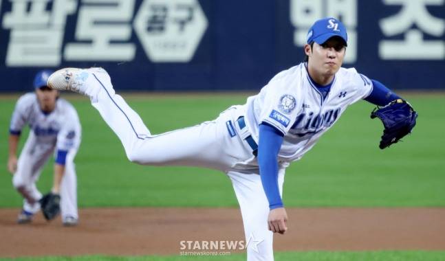 삼성 원태인이 22일 열린 2025 KBO 플레이오프 4차전에서 역투하고 있다. /사진=김진경 대기자