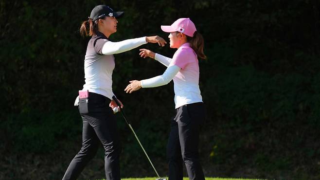한국과 일본의 경기가 끝난 뒤 고진영(왼쪽). /사진=LPGA 공식 홈페이지