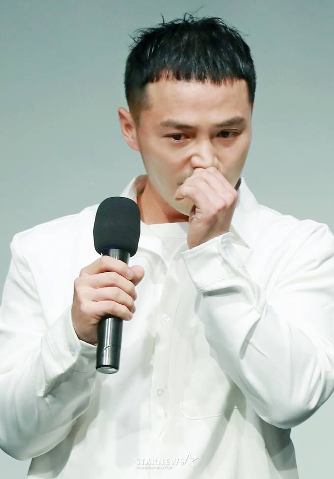 부모의 빚투 논란으로 6년간 활동을 중단했던 래퍼 마이크로닷이 24일 오후 서울 구로구 한 공연장에서 진행된 새 EP 앨범 '다크사이드'(DARKSIDE) 발매기념 쇼케이스 및 기자간담회에서 논란에 대해 사과하고 있다. /2024.06.24 /사진=이동훈