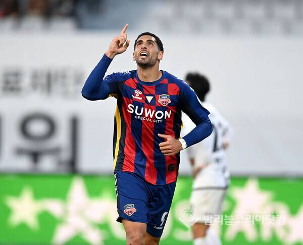 수원FC 싸박이 동점골을 성공시키고 환호하는 모습.(사진=김종원 기자)