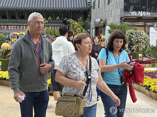 "필수 관광지"…조계사 찾은 관람객들 (서울=연합뉴스) 최혜정 인턴기자 = 지난 23일 외국인 관광객들이 조계사 사찰을 둘러보고 있다. 2025.10.25