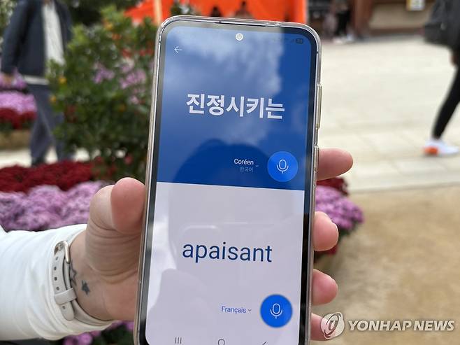 외국인이 본 조계사는?…마음을 "진정시키는" (서울=연합뉴스) 최혜정 인턴기자 = 지난 23일 종로구 조계사에서 만난 한 외국인 관광객에게 사찰에 온 소감을 묻자, 그는 "마음이 진정된다"는 말을 전하려 핸드폰 번역기 화면을 내보였다. 2025.10.25