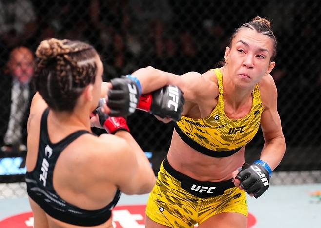 매켄지 던의 강력한 펀치 [UFC 제공. 재판매 및 DB 금지]