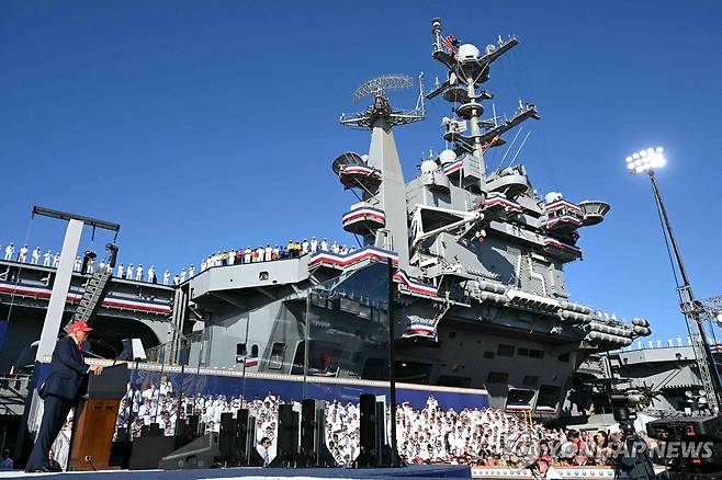 지난 5일 도널드 트럼프 미국 대통령이 버지니아주 노퍽 해군기지 14번 부두에서 열린 미 해군 창건 250주년 기념행사에서 연설하고 있다.[AFP=연합뉴스. 재판매 및 DB 금지]