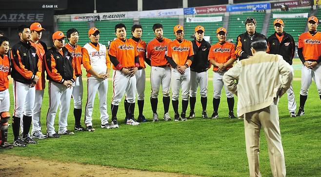 한화 선수들 격려하는 김승연 회장 (서울=연합뉴스) 홍기원 기자 = 한화 김승연 회장이 16일 오후 서울 잠실야구장에서 열린 2012 프로야구 한화와 두산의 경기를 관람한 후 선수들을 격려하고 있다. 2012.5.16 xanadu@yna.co.kr