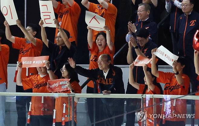 야구장 찾은 김승연 회장 (대전=연합뉴스) 김준범 기자 = 김승연 한화그룹 회장을 비롯한 임직원이 3일 대전 한화생명볼파크에서 열린 2025 신한 SOL 뱅크 KBO리그 NC 다이노스와 한화 이글스의 경기를 관람하고 있다. 2025.7.3 psykims@yna.co.kr