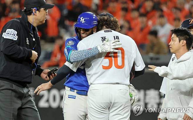 사과하는 디아즈 (대전=연합뉴스) 김준범 기자 = 24일 대전한화생명볼파크에서 열린 2025 프로야구 KBO리그 포스트시즌 플레이오프 5차전 삼성 라이온즈와 한화 이글스의 경기. 3회초 1사 1루 때 삼성 디아즈가 타구로 한화 폰세를 맞춘 뒤 마운드로 찾아가 사과하고 있다. 2025.10.24 psykims@yna.co.kr