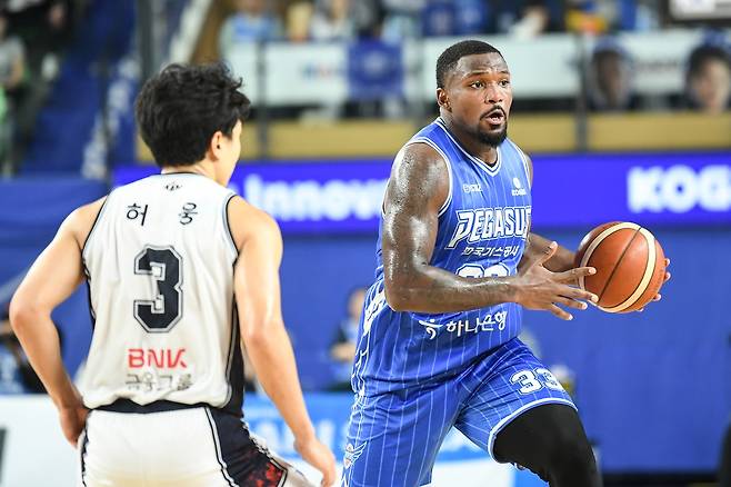 돌파하는 닉 퍼킨스 [KBL 제공. 재판매 및 DB 금지]