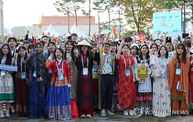 2025 대한민국 다문화 페스타 (서울=연합뉴스) 신현우 기자 = 25일 서울 남산 백범광장에서 열린 2025 대한민국 다문화 페스타 참가자들이 걷기 출발에 앞서 기념 촬영하고 있다.
    우리다문화장학재단과 국가기간뉴스통신사 연합뉴스가 주최하고, 서울특별시와 성평등가족부가 후원하는 행사는 '다(多)함께 걷는 우리, 다(多)양한 문화를 만나다'를 슬로건으로 열렸다. 2025.10.25 nowwego@yna.co.kr