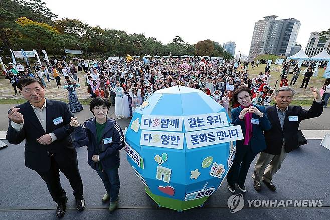 연합뉴스·우리다문화장학재단이 연 '대한민국 다문화 페스타' (서울=연합뉴스) 신현우 기자 = 황대일 연합뉴스 대표이사 사장(왼쪽)이 25일 서울 남산 백범광장에서 열린 2025 대한민국 다문화 페스타에 참석해 개막 세리머니를 한 뒤 기념 촬영하고 있다.
    우리다문화장학재단과 국가기간뉴스통신사 연합뉴스가 주최하고, 서울특별시와 성평등가족부가 후원하는 행사는 '다(多)함께 걷는 우리, 다(多)양한 문화를 만나다'를 슬로건으로 열렸다.
    왼쪽부터 황 사장, 원민경 성평등가족부 장관, 이인선 국회 성평등가족위원회 위원장, 이종휘 우리다문화장학재단 이사장. 2025.10.25 nowwego@yna.co.kr