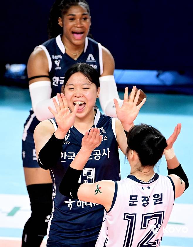 문정원과 하이파이브 하는 이지윤(중앙) [한국배구연맹 제공. 재판매 및 DB 금지]