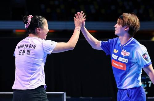 WTT 런던 대회 혼복에 일본 우다와 출전한 신유빈(왼쪽)  [WTT 인스타그램 캡처. 재판매 및 DB 금지]